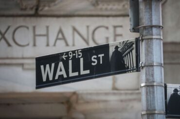 【米国市況】Ｓ＆Ｐ500ほぼ横ばい、日中は値動き大きく－144円近辺 - Bloomberg