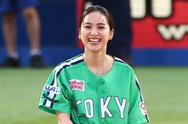 神宮に降臨した"勝利の女神"　ワンバウンド投球も…笑顔で場内魅了「めちゃくちゃ可愛い」 | Full-Count