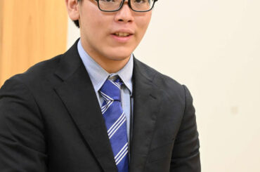 終局後、インタビューに応じる山下数毅三段（撮影・松浦隆司）