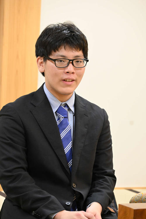 【将棋】プロ入り前の16歳奨励会員が快挙達成 山下数毅三段が竜王戦5組決勝で初優勝 – nikkansports.com 終局後、インタビューに応じる山下数毅三段(撮影・松浦隆司)