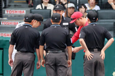 阪神対広島　試合前のメンバー表最終確認を行う阪神藤川監督（左）と広島新井監督（撮影・加藤哉）