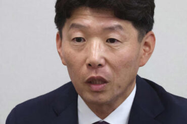 インタビューに答えるサンデーレーシングの吉田代表（撮影・丹羽敏通）