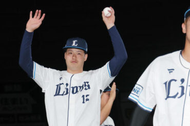 西武対楽天　楽天に勝利し、ファンの声援に応える西武渡辺（撮影・河田真司）
