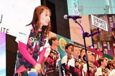 オープニングセレモニーであいさつする川井萌（2025年5月27日撮影）