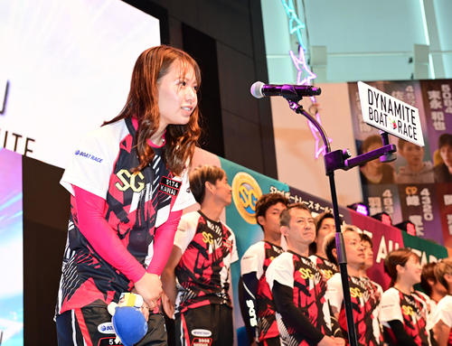 【ボートレース】SG初出場の川井萌が予選突破を狙う「水神祭を目標に。スタート全速で」/丸亀SG – nikkansports.com オープニングセレモニーであいさつする川井萌(2025年5月27日撮影)