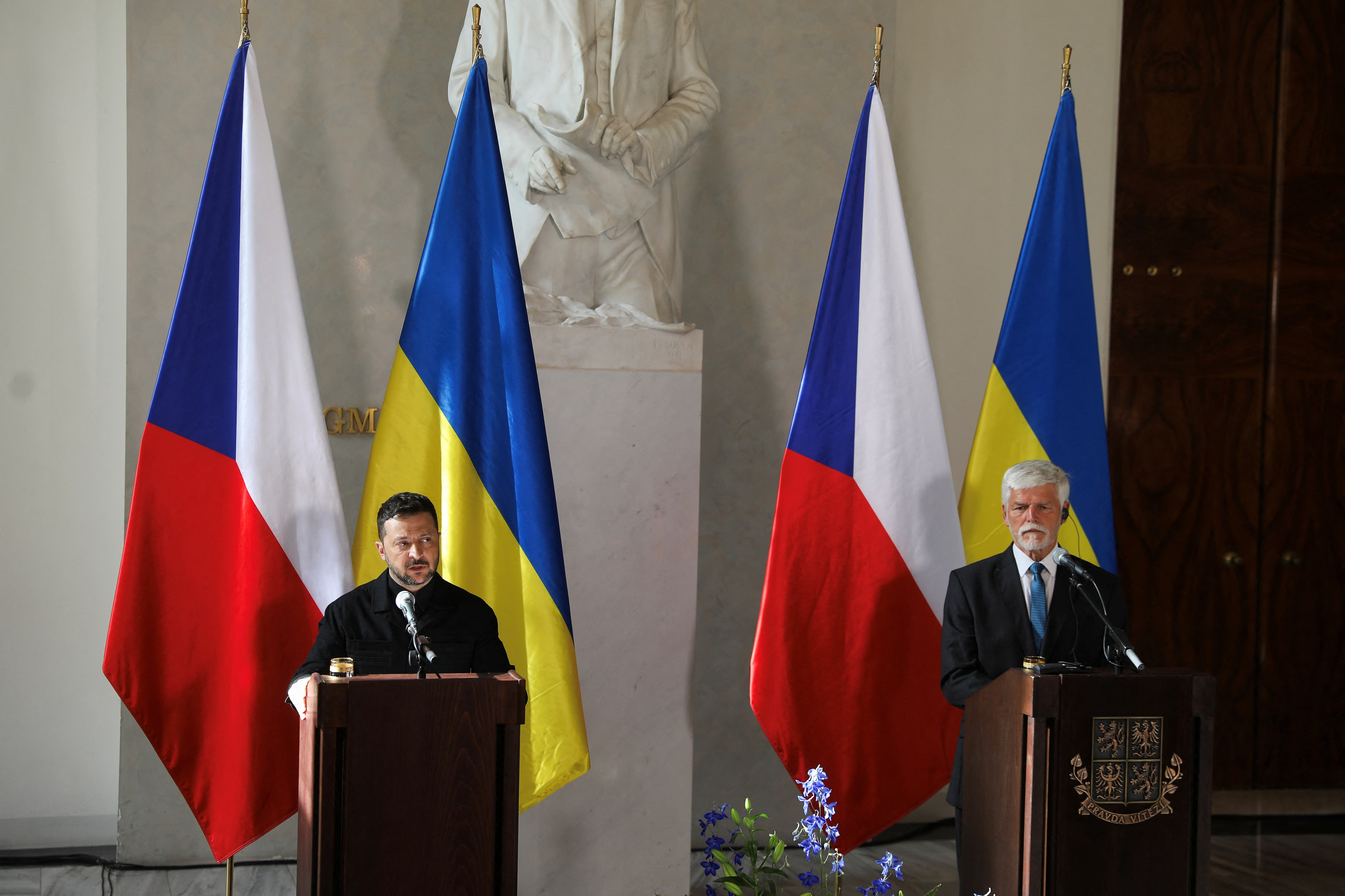 ゼレンスキー氏「停戦はいつでも可能」、チェコで弾薬供与巡り協議