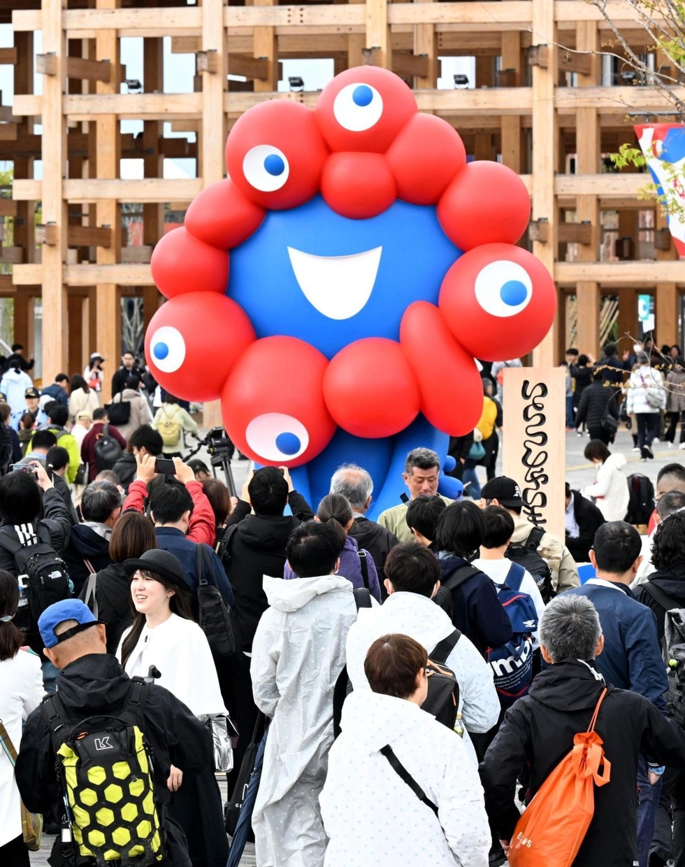 万博キャラ「ミャクミャク」生みの親が語る思い 神戸育ちの山下浩平さん「みなさんが育ててくれた」|経済ニュース – 神戸新聞 万博キャラ「ミャクミャク」生みの親が語る思い 神戸育ちの山下浩平さん「みなさんが育ててくれた」|経済ニュース - 神戸新聞