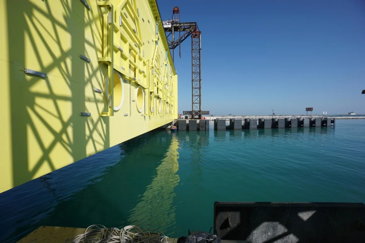 ２０２０年に設置された防潮堤「モーゼ」。ラグーンに海水が入り込むのを防ぐ/Andrea Merola/EPA-EFE/Shutterstock