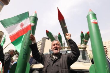 世界経済に新たな試練、米国のイラン攻撃で再燃するインフレ懸念 - Bloomberg