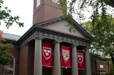 「お葬式のような顔をして過ごす学生も…」 日本人留学生にも影響 ハーバード大でいま何が起きているのか、同大の研究者が明かす - デイリー新潮