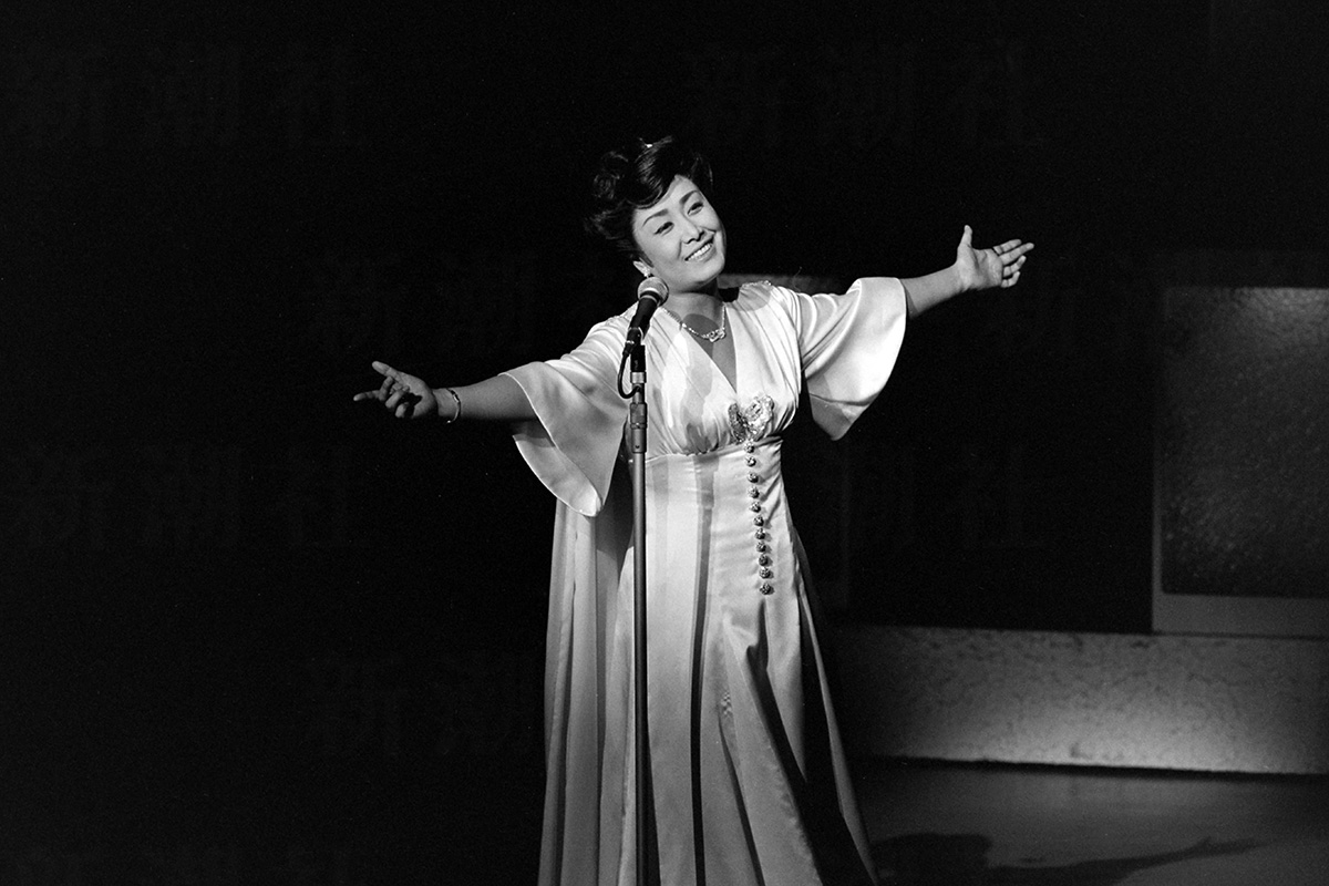 芸能と無縁の記者が押し寄せて会見混乱…「美空ひばり死去」大報道の舞台裏 “一面トップ”をめぐる大手紙の事情 – デイリー新潮 芸能と無縁の記者が押し寄せて会見混乱…「美空ひばり死去」大報道の舞台裏 “一面トップ”をめぐる大手紙の事情 - デイリー新潮