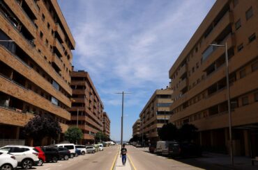 アングル：スペインで「ゴーストタウン」が再生、都市部住宅不足で増える郊外移住 | ロイター