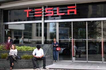米テスラ、２社が投資判断引き下げ－トランプ氏との対立で懸念強まる - Bloomberg