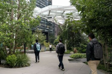 アマゾンが一部社員に「転居か退職か」通告、静かな人員削減の懸念 - Bloomberg
