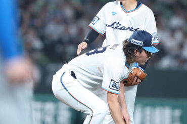 西武対日本ハム　4回表日本ハム2死一、二塁、打者万波の時、マウンドから降りしゃがみ込む今井（25年6月27日撮影）