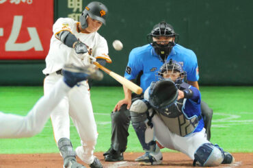 ２回無死、右越えに先制ソロ本塁打を放つ中山礼都（カメラ・山崎　賢人）