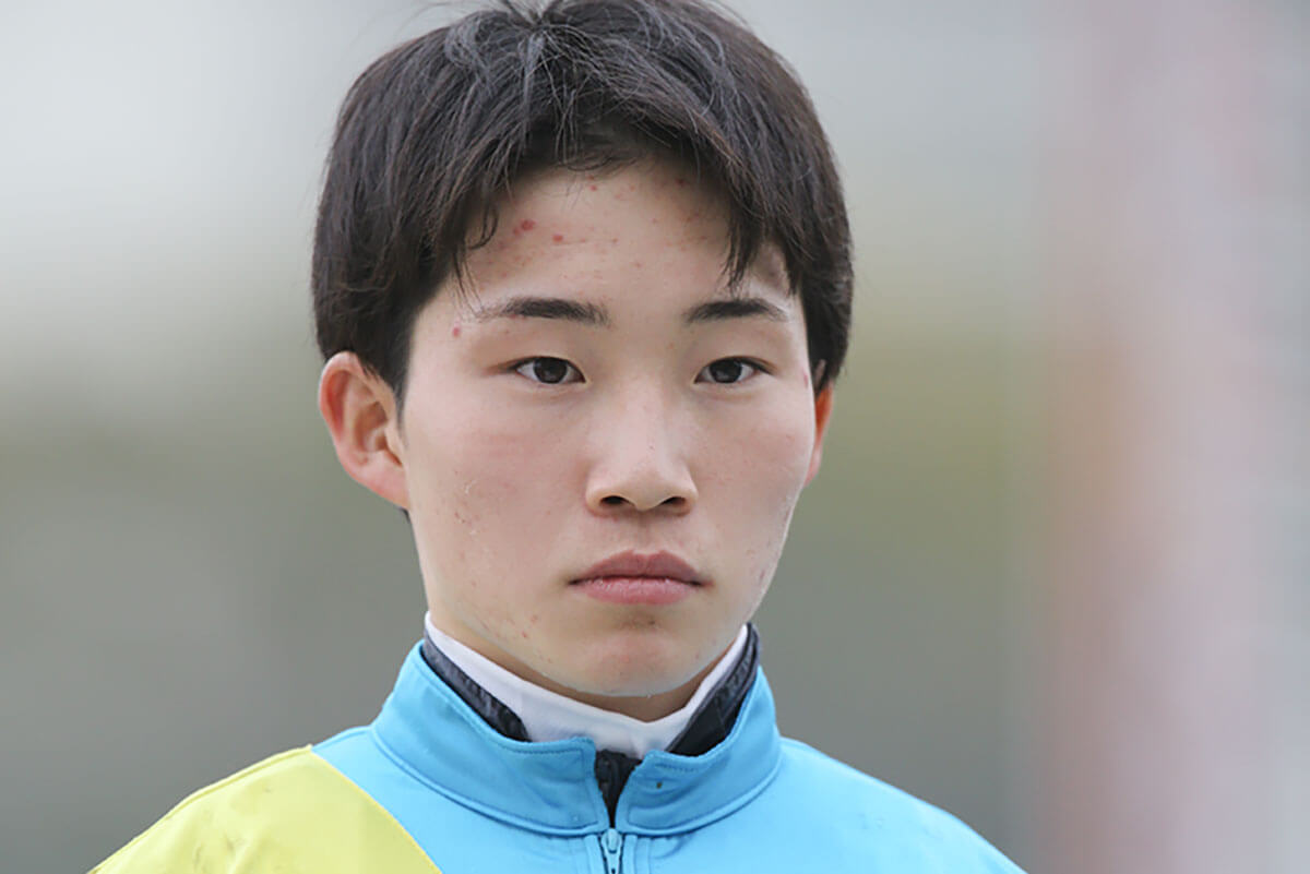 【衝撃写真】夜の芝コースを疾走する乗用車に「同乗者の影」 前代未聞「競馬場侵入事件」を起こしたJRA21歳ジョッキーが「行方不明」に | デイリー新潮 【衝撃写真】夜の芝コースを疾走する乗用車に「同乗者の影」 前代未聞「競馬場侵入事件」を起こしたJRA21歳ジョッキーが「行方不明」に | デイリー新潮