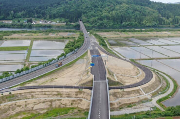 「240kmの自動車道」の“全通”近づく “ちょっとの改良で高規格化”の重要ポイントが年内供用 秋田道 | 乗りものニュース