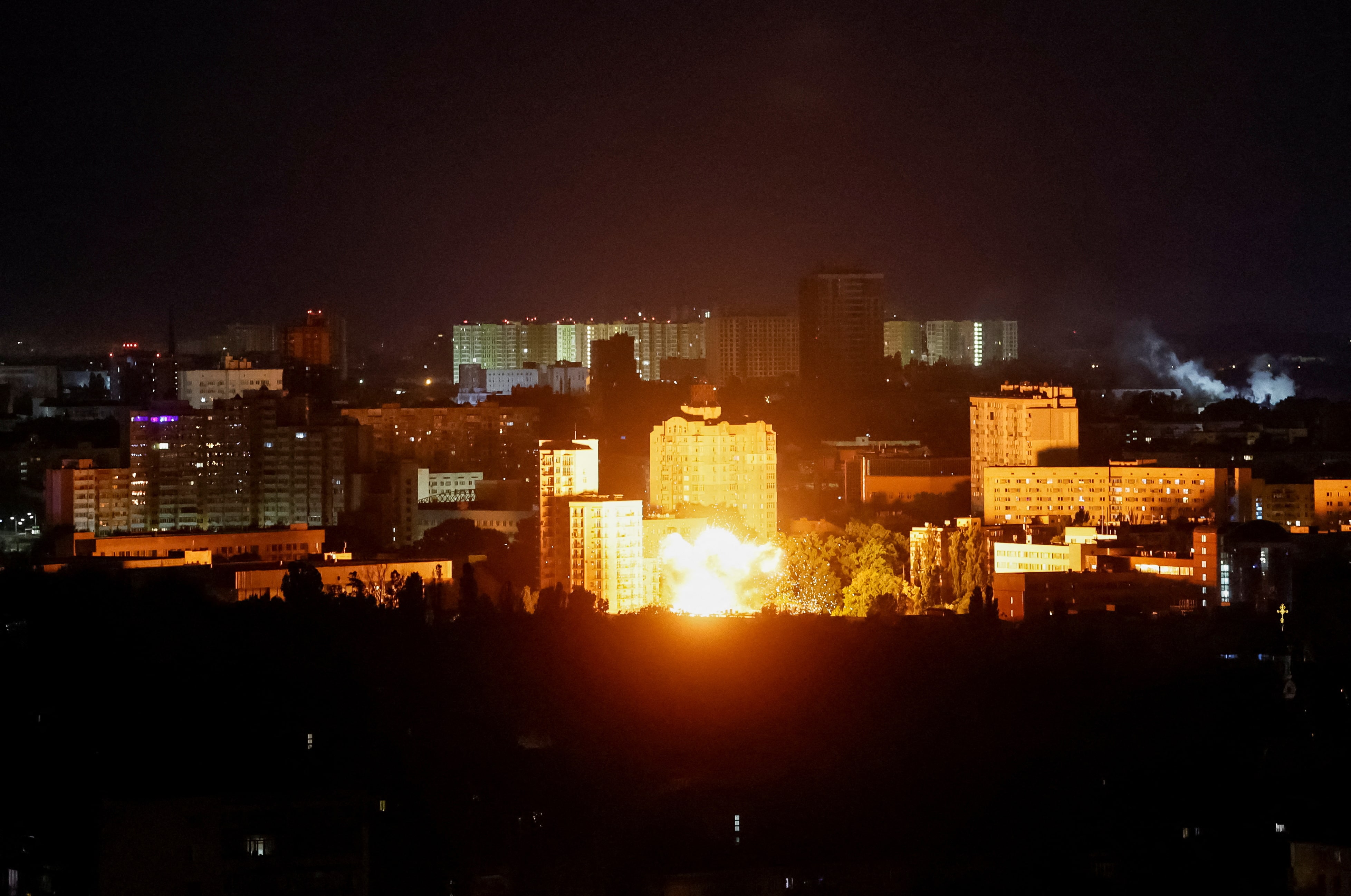 ウクライナ首都と周辺に夜間攻撃、5人死亡・多数負傷＝当局