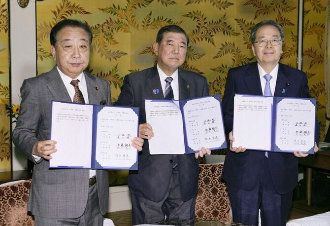 年金制度改革法案の修正で正式合意し、写真に納まる(左から)立憲民主党の野田代表、石破首相、公明党の斉藤代表=2025年5月27日午後、国会