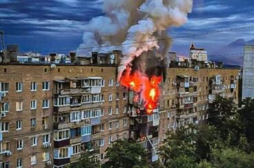 ハルキウに「ドローン」「ミサイル」「爆弾」の一斉攻撃...市内での「巨大爆発」の瞬間映像が拡散 - ニューズウィーク日本版 オフィシャルサイト