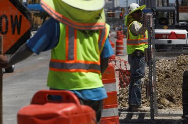 アングル：猛暑で年14兆円の損失も、熱中症対策基準の全米導入は視界不良 | ロイター