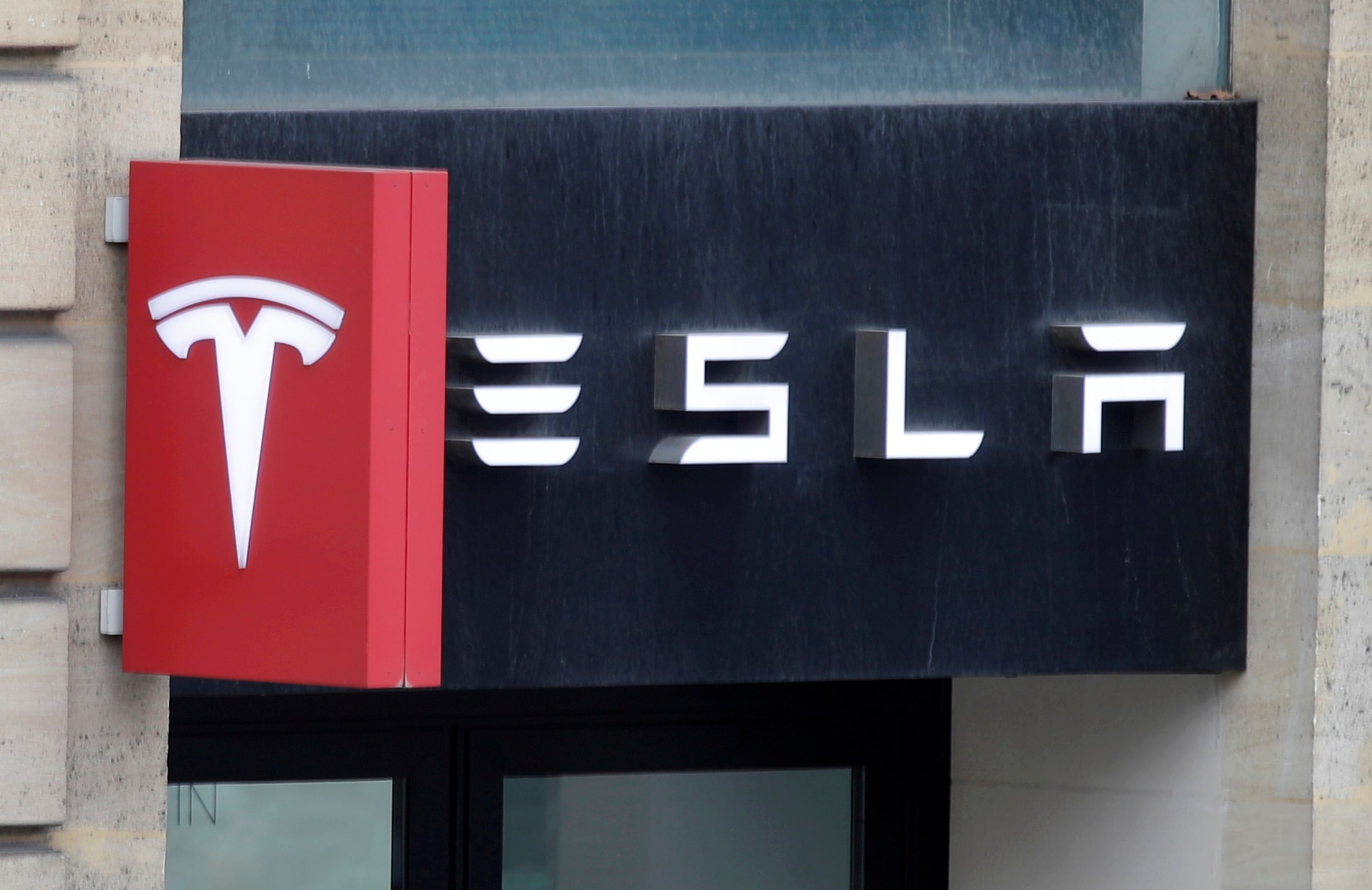 米テスラ、サムスン電子と半導体供給契約　マスク氏公表