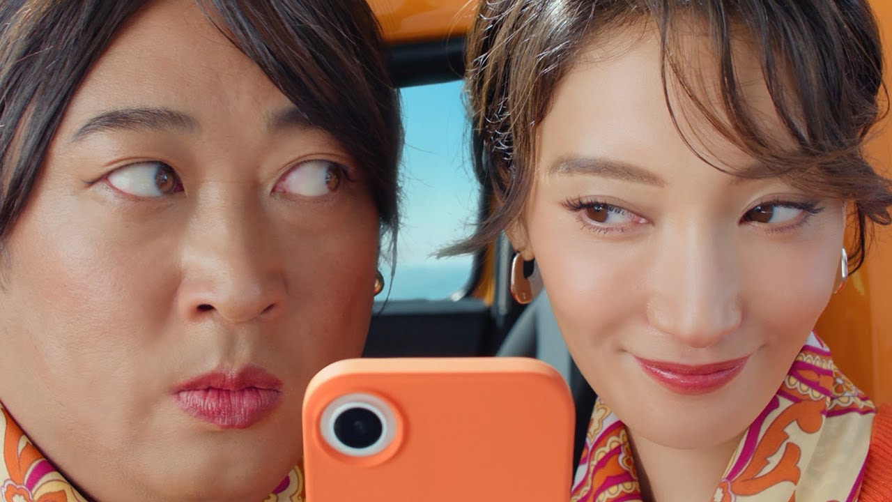 菜々緒&ロバート秋山竜次、まさかの双子姉妹役! おそろいコーデも 「カーセンサー」新CM&メーキング