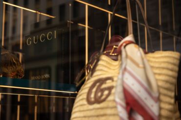 ｢グッチ｣大幅減収、高級ブランド市場減速が直撃－デムナ氏試練の船出 - Bloomberg