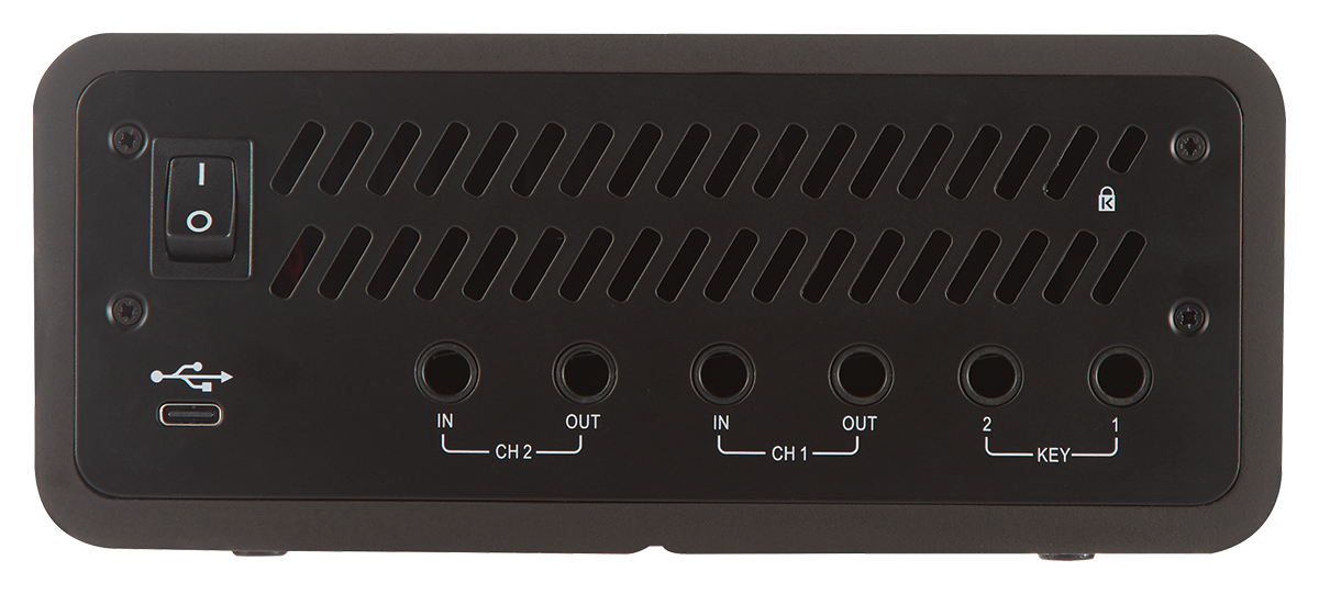 リア・パネル。左から、電源スイッチと電源供給用のUSB-C端子、ch2の入出力、ch1の入出力、サイドチェイン・キー入力（以上、TRSフォーン）が備わっている
