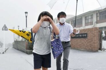 続く噴火、街が「灰色」の世界に――新燃岳、連続噴火が7日継続 空の便は約3分の1が欠航 - 南日本新聞