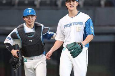 日本ハム対楽天　5回表楽天2死三塁、黒川を捕邪飛にとりホッとした表情の達。左は田宮（撮影・黒川智章）