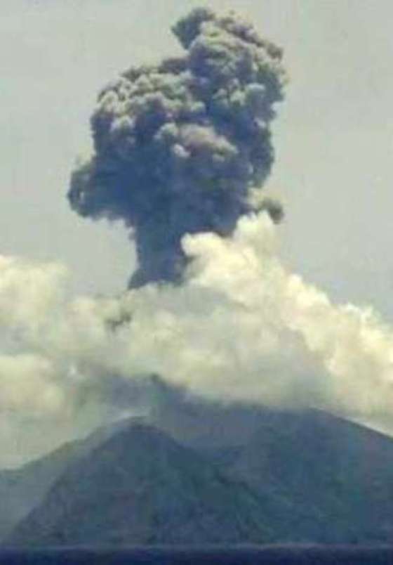 「頻発地震とは別の活動」トカラ列島・諏訪之瀬島で火山性地震が急増 960回超 御岳が爆発、震度3が5回 鹿児島地方気象台 – 南日本新聞 「頻発地震とは別の活動」トカラ列島・諏訪之瀬島で火山性地震が急増 960回超 御岳が爆発、震度3が5回 鹿児島地方気象台 - 南日本新聞