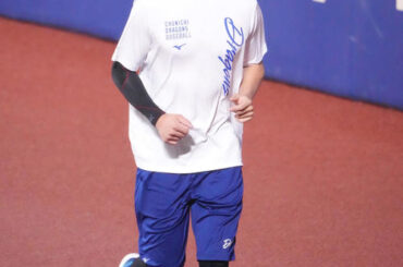 中日対広島　試合前、ランニングをする上林（撮影・森本幸一）