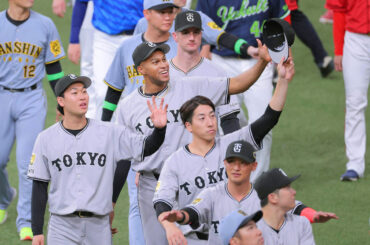 試合を終え、場内を回る（左から）山崎、マルティネス、グリフィン、大勢、吉川、泉口ら（カメラ・今成　良輔）
