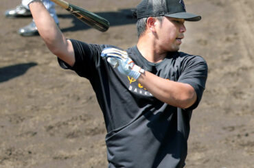 ティー打撃をする大城卓三