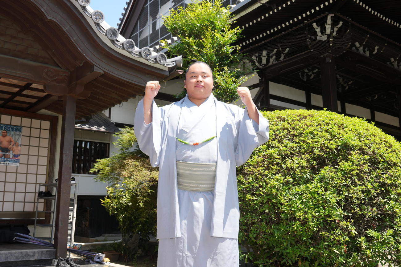 優勝一夜明け会見を終え宿舎前でガッツポーズする琴勝峰（撮影・小沢裕）