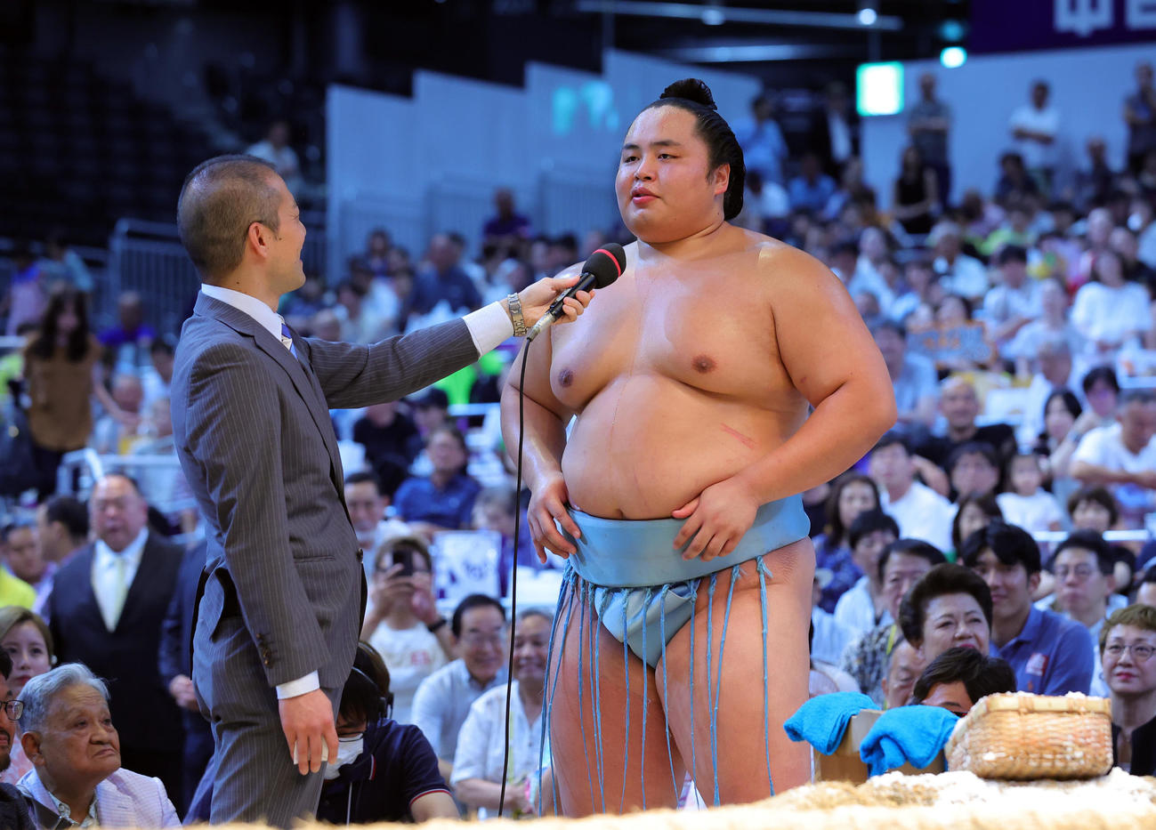 初優勝を果たし、インタビューに答える琴勝峰（右）（代表撮影）