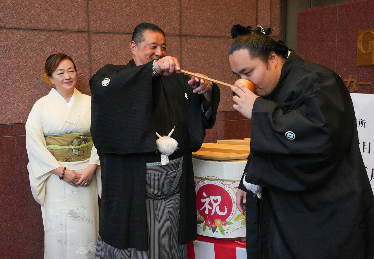 師匠の佐渡ヶ嶽親方（中央）から水を付けてもらう琴勝峰（撮影・小沢裕）