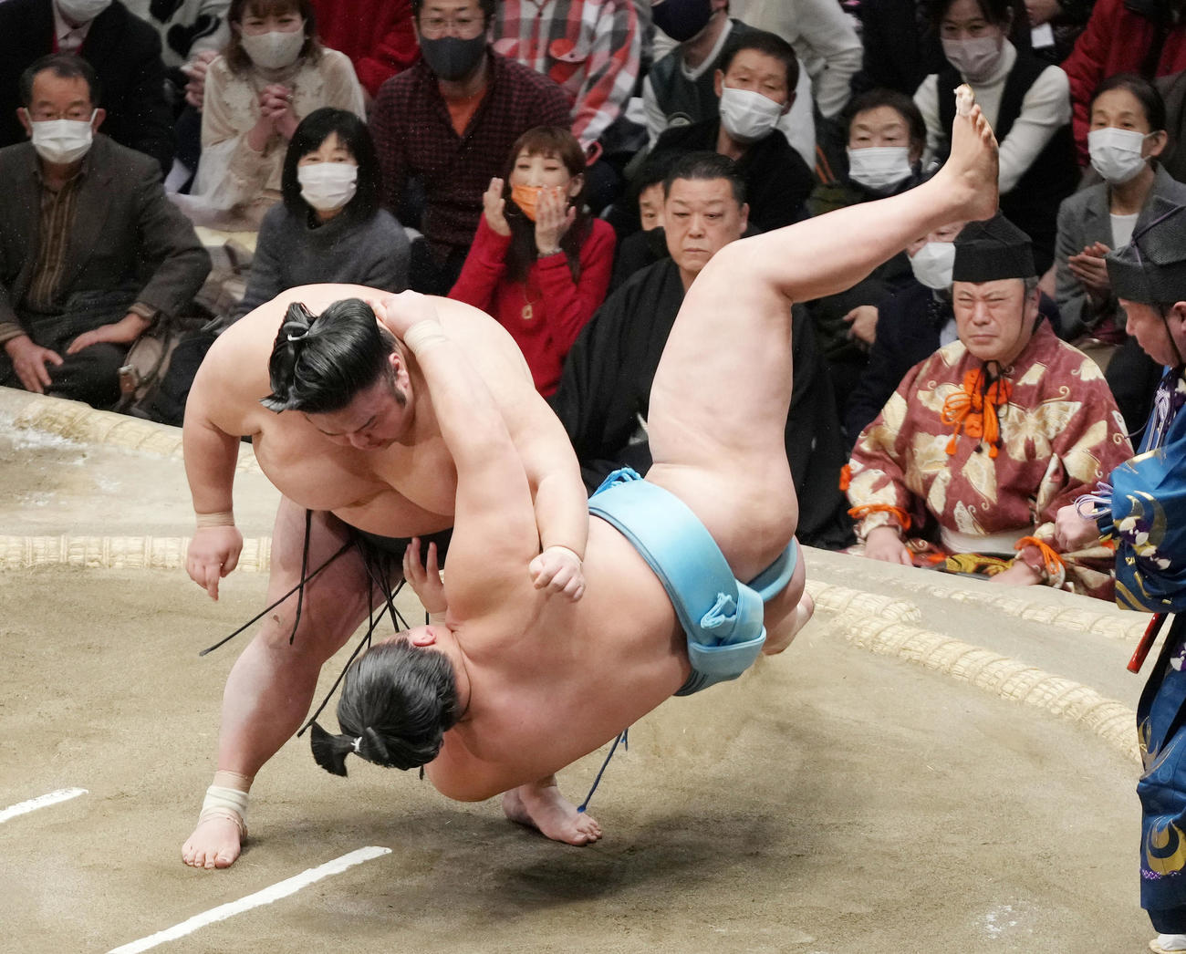 琴勝峰（右）をすくい投げで破り、優勝を決める貴景勝（2023年1月22日撮影）
