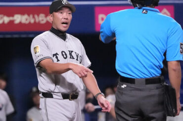 中日対巨人　4回表巨人2死二、三塁、阿部監督（左）は岩下主審の判定に怒りの表情でベンチを出る（撮影・森本幸一）
