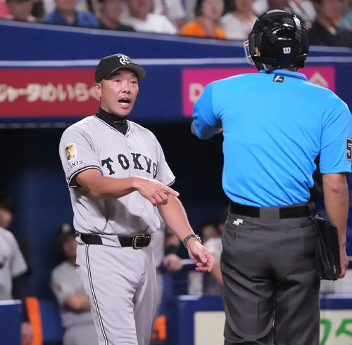 【巨人】4失策に阿部監督怒り心頭「ガキの使いじゃないから。プロだから」湯浅の二飛落球から逆転負け – nikkansports.com 中日対巨人 4回表巨人2死二、三塁、阿部監督(左)は岩下主審の判定に怒りの表情でベンチを出る(撮影・森本幸一)