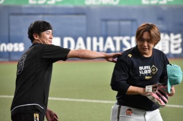 ソフトバンク牧原大成、死球を受けた左肘付近にテーピング姿で球場入り オリックス・宮城大弥と談笑する場面も 廣瀨隆太が1軍合流 - 西スポWEB OTTO!
