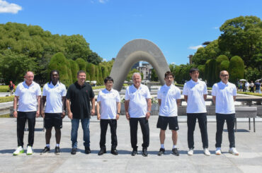 「広島を忘れてはいけない。2度と起きてはいけない」ジーコ、セードルフ、中田英寿らが平和記念公園で献花 - サッカーキング