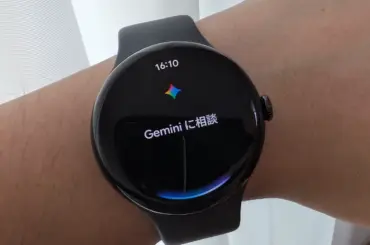 Google Pixel Watch 3 で表示された Gemini デジタルアシスタントの起動画面
