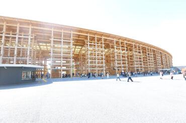 酷暑の万博を訪れた「関西出身の還暦コンビ」が入場前から“熱中症”の危機…人気パビリオンの大行列を目にして「ホンマに死んでまうかもしれんで」 - デイリー新潮