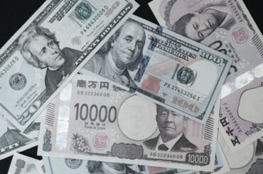 円は147円台で小動き、米利下げ観測とインフレ懸念で売り買い交錯 - Bloomberg