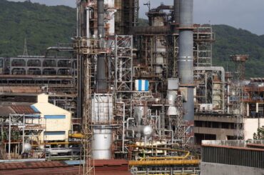 インド、米ロ首脳会談前に原油調達先多角化急ぐ－２次関税を懸念 - Bloomberg