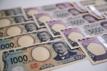 円は対ドル148円前半、パウエル議長講演待ち－全国ＣＰＩで円高場面 - Bloomberg