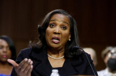 トランプ氏とＦＲＢの対立深まる、クック氏解任で　米株価小動き・長短金利差拡大 | ロイター